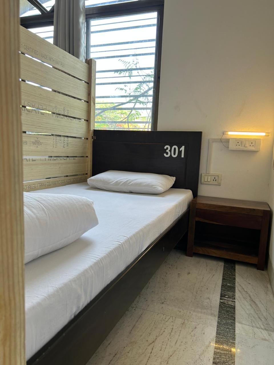 Hostel Lifespace- Twin Bungalow With Pods, Bunks, Private Rooms, Cowork & Cafe 푸네 외부 사진